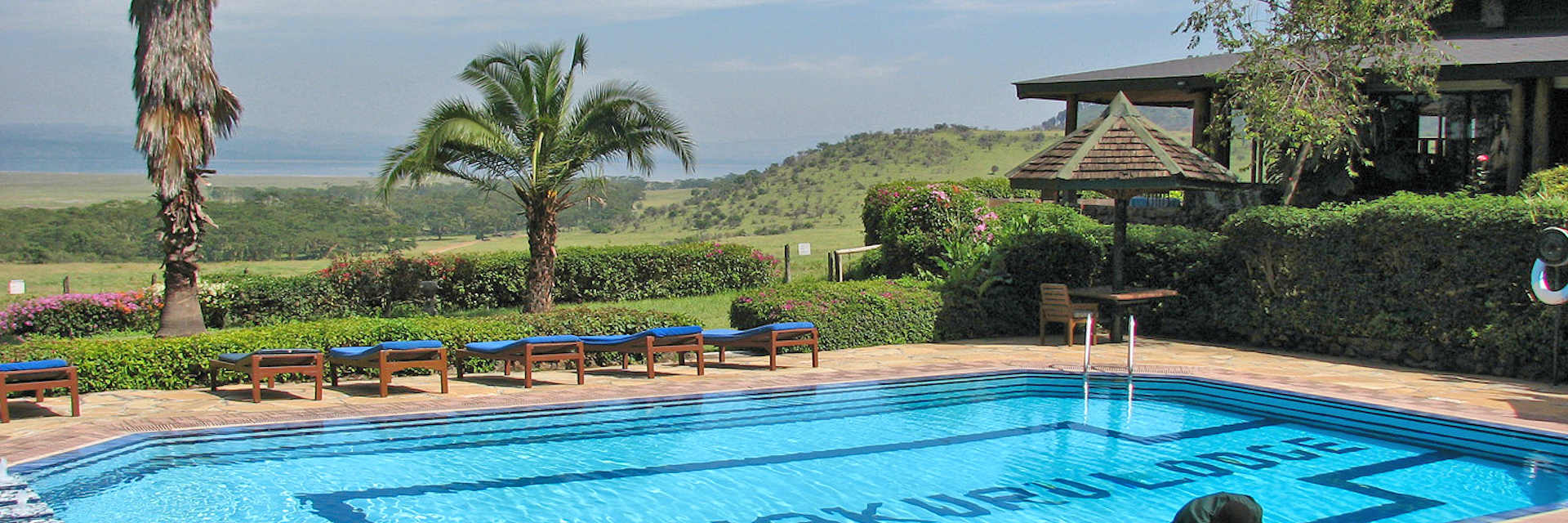 Lake Nakuru Lodge centrale ruimtes met het restaurant en de lounge in de achtergrond. Lake Nakuru Lodge centrale ruimtes met het restaurant en de lounge in de achtergrond.