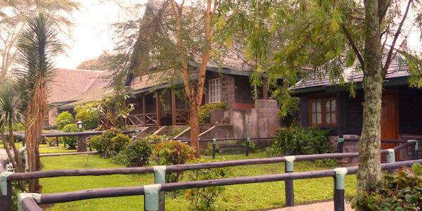 Lake Nakuru Lodge zicht op de Zebra room. Binnentuin met wandelpaden naar de diverse accommodaties. Lake Nakuru Lodge zicht op de Zebra room. Binnentuin met wandelpaden naar de diverse accommodaties.