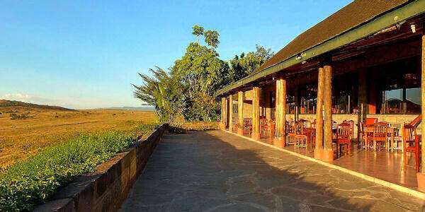 Buitenterras van het restaurant van de Lake Nakuru Lodge met uitzicht over de savanne en het meer. Buitenterras van het restaurant van de Lake Nakuru Lodge met uitzicht over de savanne en het meer.