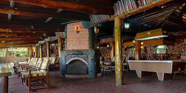Nakuru lodge bar en lounge met uitzicht op het zwembad en de savanne. Lake Nakuru Lodge nakuru lodge bar en lounge met uitzicht op het zwembad en de savanne. Nakuru Nationaal Park in Kenia