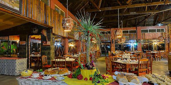 Inrichting van het restaurant van de Lake Nakuru Lodge waarbij de maaltijden in buffetvorm geserveerd worden. Inrichting van het restaurant van de Lake Nakuru Lodge waarbij de maaltijden in buffetvorm geserveerd worden.
