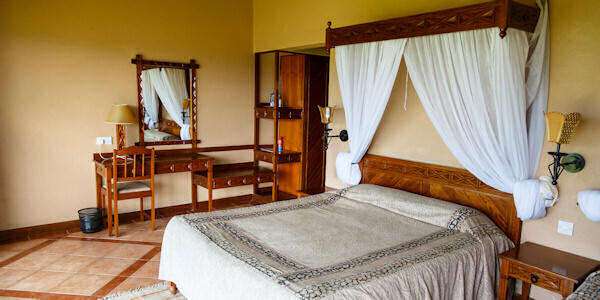Inrichting van de standaard kamers van de Lake Nakuru Lodge met en-suite een badkamer. Inrichting van de standaard kamers van de Lake Nakuru Lodge met en-suite een badkamer.