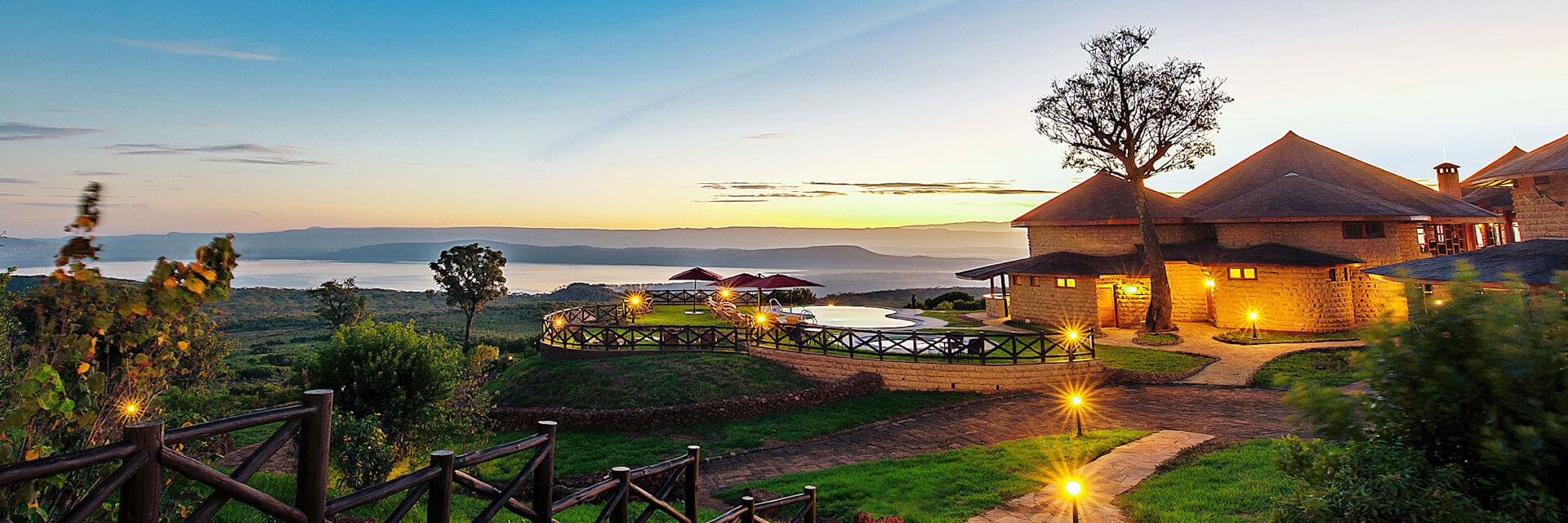 Lake Nakuru Sopa Lodge ligt in het Nakuru Nationaal park met uitzicht op het meer. Lake Nakuru Sopa Lodge ligt in het Nakuru Nationaal park met uitzicht op het meer.