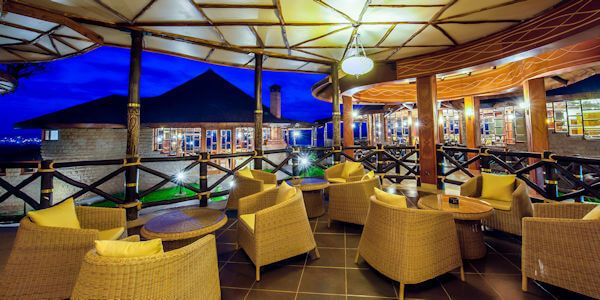 Na een dag wildleven spotten in de bar genieten van cocktails en andere drankjes. Lake Nakuru Sopa Lodge na een dag wildleven spotten in de bar genieten van cocktails en andere drankjes. Nakuru Nationaal Park in Kenia