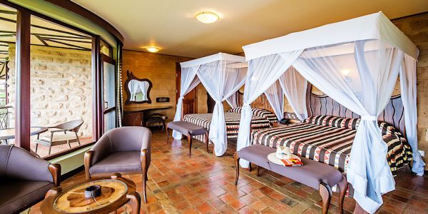 De ruime slaapkamers zijn voorzien van alle comfort met een balkon met zithoek. Lake Nakuru Sopa Lodge de ruime slaapkamers zijn voorzien van alle comfort met een balkon met zithoek. Nakuru Nationaal Park in Kenia