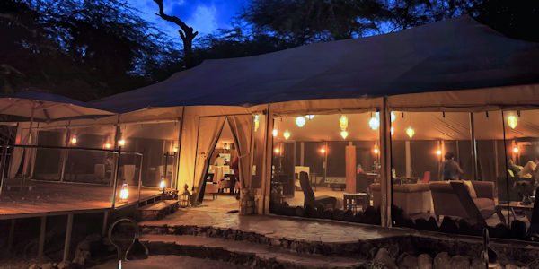Larsens Camp lounge larsen camp, Samburu Nationaal Reservaat in Kenia