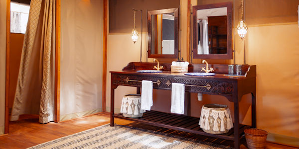 Larsens Camp deluxe suite badkamer, Samburu Nationaal Reservaat in Kenia