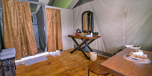 Lemala Mara Camp accommodatie interieur badkamer, Serengeti Nationaal Park in Tanzania Lemala Mara Camp accommodatie interieur badkamer, Serengeti Nationaal Park in Tanzania