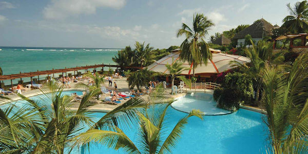 Leopard Beach Resort & Spa  accommodatie zwembad mario's bar, Diani Beach in Kenia