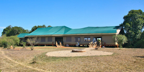 Loyk Mara Camp lounge met kampvuur, Masai Mara in Kenia Loyk Mara Camp lounge met kampvuur, Masai Mara in Kenia