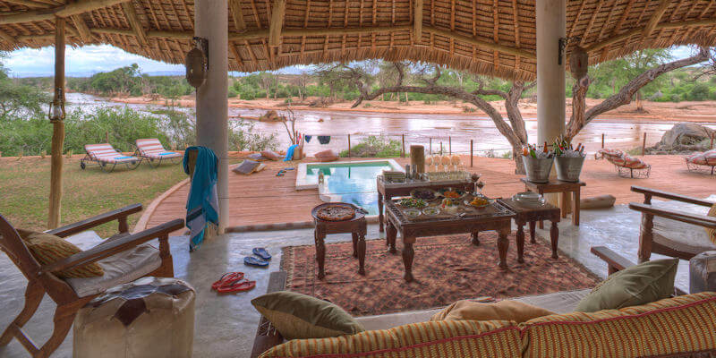 Comfortabele lodges om in stijl te overnachten met mooie vergezichten in de reservaten door Kenia en Tanzania. Comfortabele lodges om in stijl te overnachten met mooie vergezichten in de reservaten door Kenia en Tanzania.