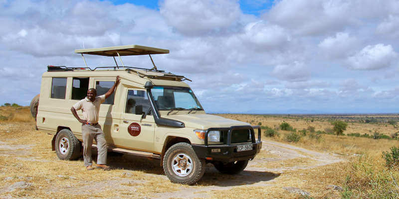 Landcruisers 4WD met opklapbare daken en Engelstalige chauffeurs Landcruisers 4WD met opklapbare daken en Engelstalige chauffeurs