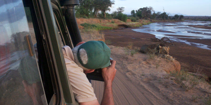 Leeuw op de oevers van de rivier in het Samburu reservaat in Noord Kenia Leeuw op de oevers van de rivier in het Samburu reservaat in Noord Kenia