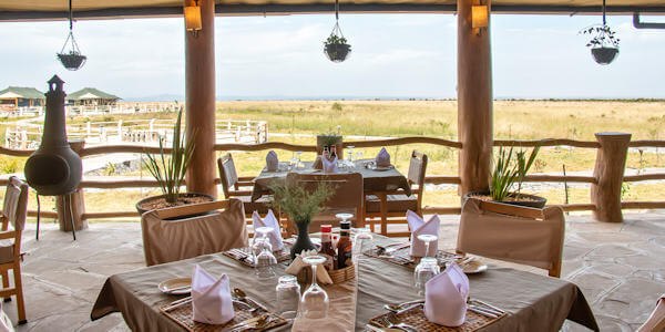 Maisha Sweetwaters Camp buitenterras restaurant, Laikipia in Kenia Maisha Sweetwaters Camp buitenterras restaurant, Laikipia in Kenia