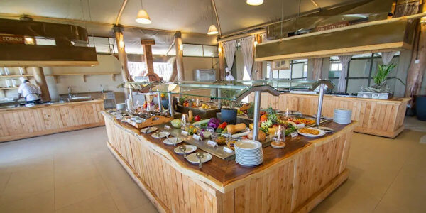 Maisha Sweetwaters Camp accommodatie buffet maaltijden, Laikipia in Kenia Maisha Sweetwaters Camp accommodatie buffet maaltijden, Laikipia in Kenia