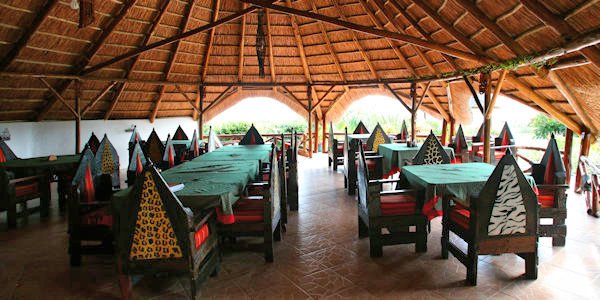 Manyara Wildlife Safari Camp restaurant inrichting, Manyara Nationaal Park in Tanzania Manyara Wildlife Safari Camp restaurant inrichting, Manyara Nationaal Park in Tanzania