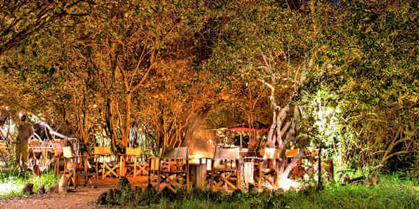 Mara Bush Camp accommodatie loungeplek kampvuur, Masai Mara in Kenia Mara Bush Camp accommodatie loungeplek kampvuur, Masai Mara in Kenia