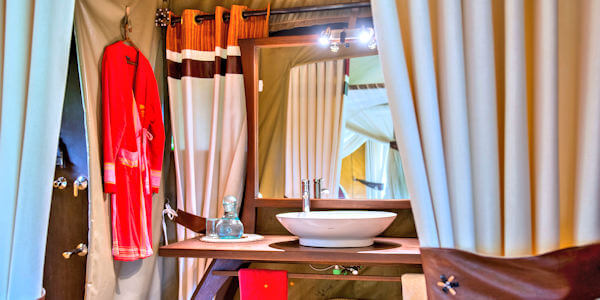 Mara Bush Camp accommodatie riverview badkamer, Masai Mara in Kenia Mara Bush Camp accommodatie riverview badkamer, Masai Mara in Kenia