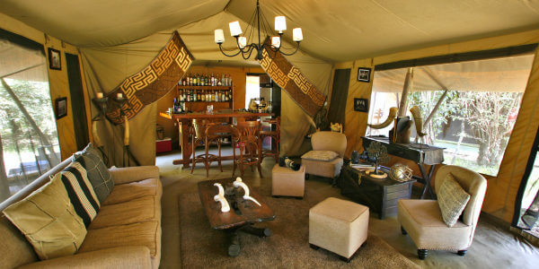Mara Crossings Camp interieur lounge safaritent, Masai Mara in Kenia Mara Crossings Camp interieur lounge safaritent, Masai Mara in Kenia