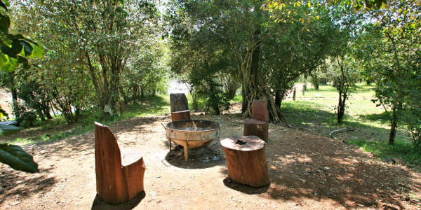 Mara Crossings Camp accommodatie kampvuur nabij lounge, Masai Mara in Kenia Mara Crossings Camp accommodatie kampvuur nabij lounge, Masai Mara in Kenia