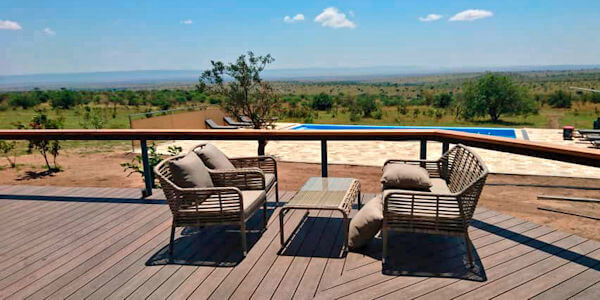 Mara Mara Tented Lodge loungedek uitzicht zwembad, Serengeti Nationaal Park in Tanzania Mara Mara Tented Lodge loungedek uitzicht zwembad, Serengeti Nationaal Park in Tanzania