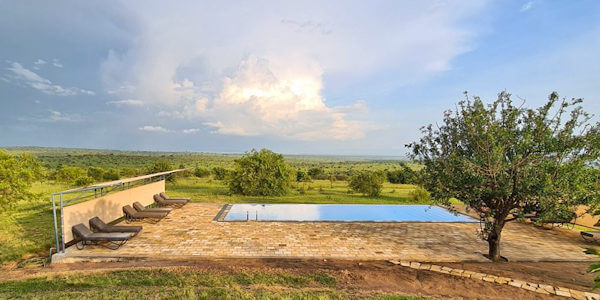 Mara Mara Tented Lodge accommodatie zwembad met zonneterras, Serengeti Nationaal Park in Tanzania Mara Mara Tented Lodge accommodatie zwembad met zonneterras, Serengeti Nationaal Park in Tanzania