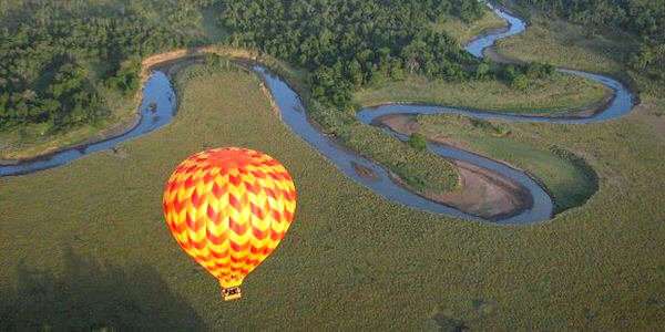 Avontuurlijke ballonvaart over de savanne steppes bij zonsopgang in de Masai Mara. Avontuurlijke ballonvaart over de savanne steppes bij zonsopgang in de Masai Mara.