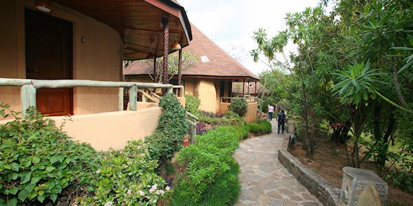 Masai Mara Sopa Lodge verharde paden naar suites, Masai Mara in Kenia Masai Mara Sopa Lodge verharde paden naar suites, Masai Mara in Kenia