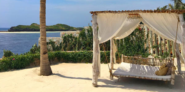 Mawe Resort  accommodatie schaduwrijke ligbedden, Watamu Beach in Kenia