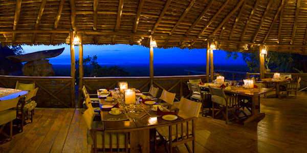 Maweninga Camp restaurant uitzicht burunge, Tarangire Nationaal Park in Tanzania Maweninga Camp restaurant uitzicht burunge, Tarangire Nationaal Park in Tanzania