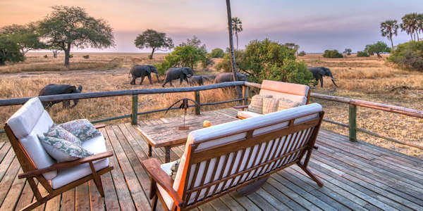 Mbali Mbali Katavi accommodatie uitzicht lounge passerende olifanten, Katavi Nationaal Park in Tanzania Mbali Mbali Katavi accommodatie uitzicht lounge passerende olifanten, Katavi Nationaal Park in Tanzania