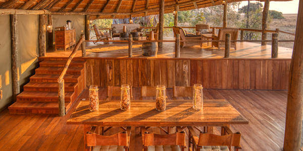 Mbali Mbali Katavi interieur lounge en restaurant, Katavi Nationaal Park in Tanzania Mbali Mbali Katavi interieur lounge en restaurant, Katavi Nationaal Park in Tanzania
