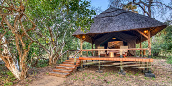 Mbali Mbali Katavi accommodatie safaritent met schaduwrijke veranda, Katavi Nationaal Park in Tanzania Mbali Mbali Katavi accommodatie safaritent met schaduwrijke veranda, Katavi Nationaal Park in Tanzania