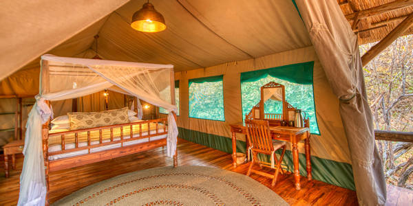 Mbali Mbali Katavi interieur standaard safaritent, Katavi Nationaal Park in Tanzania Mbali Mbali Katavi interieur standaard safaritent, Katavi Nationaal Park in Tanzania
