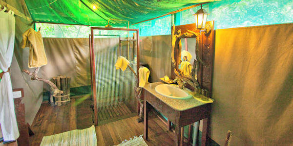 Mbali Mbali Katavi accommodatie interieur en-suite badkamer, Katavi Nationaal Park in Tanzania Mbali Mbali Katavi accommodatie interieur en-suite badkamer, Katavi Nationaal Park in Tanzania