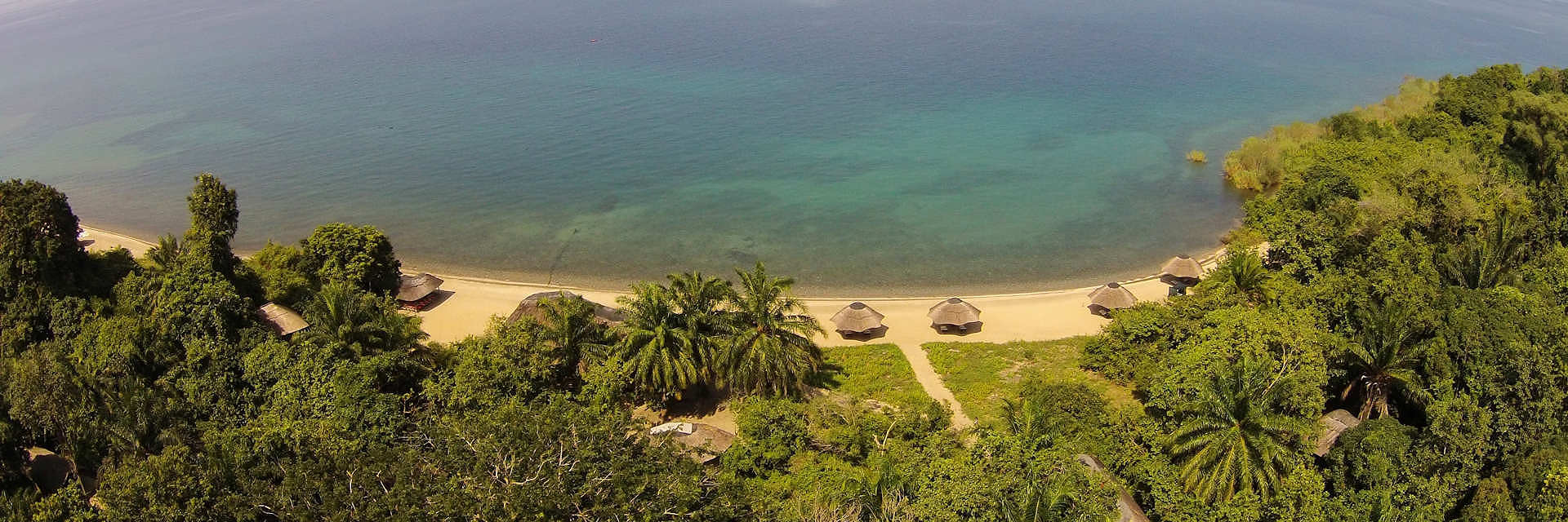 Mbali Mbali Mahale kleinschalig tentenkamp in een baai aan het Tanganyika meer in Mahale nationaal park Mbali Mbali Mahale kleinschalig tentenkamp in een baai aan het Tanganyika meer in Mahale nationaal park