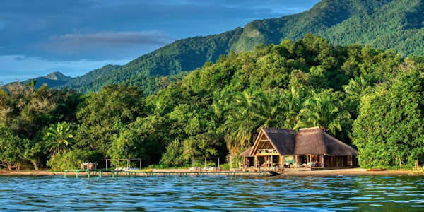 Mbali Mbali Mahale lounge en restaurant strand, Mahale Nationaal Park in Tanzania Mbali Mbali Mahale lounge en restaurant strand, Mahale Nationaal Park in Tanzania