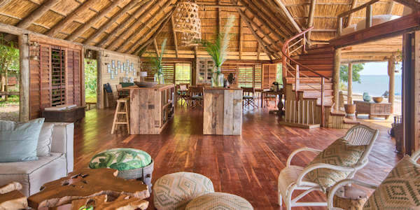 Mbali Mbali Mahale accommodatie lounge met vide verdieping, Mahale Nationaal Park in Tanzania Mbali Mbali Mahale accommodatie lounge met vide verdieping, Mahale Nationaal Park in Tanzania