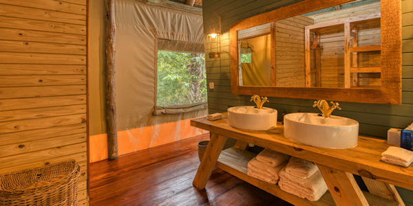 Mbali Mbali Mahale accommodatie interieur en-suite badkamer, Mahale Nationaal Park in Tanzania Mbali Mbali Mahale accommodatie interieur en-suite badkamer, Mahale Nationaal Park in Tanzania