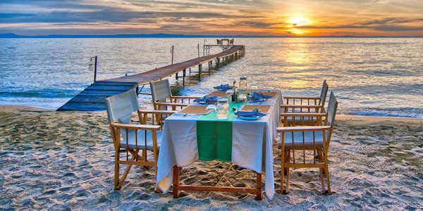 Mbali Mbali Mahale romantisch diner, Mahale Nationaal Park in Tanzania Mbali Mbali Mahale romantisch diner, Mahale Nationaal Park in Tanzania