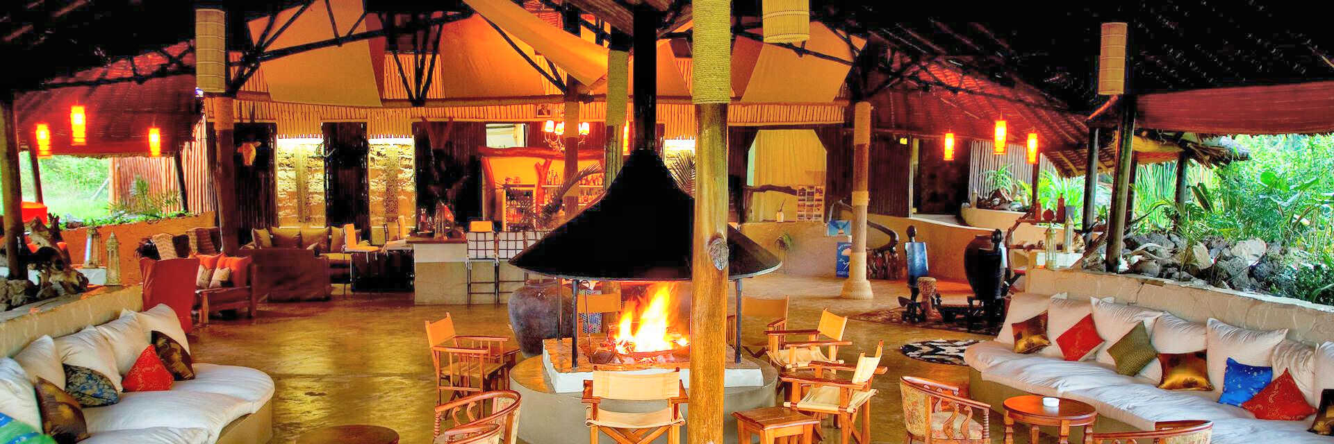 Centraal gelegen in Mbweha Camp is de bar en lounge met openhaard en het restaurant. Centraal gelegen in Mbweha Camp is de bar en lounge met openhaard en het restaurant.