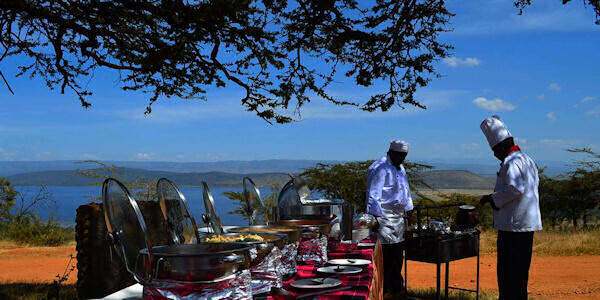 Mbweha Camp verzorg bush lunch & diner met vergezicht op Lake Nakuru. Mbweha Camp verzorg bush lunch & diner met vergezicht op Lake Nakuru.