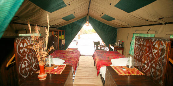 Mdonya River Camp interieur safaritent, Ruaha Nationaal Park in Tanzania Mdonya River Camp interieur safaritent, Ruaha Nationaal Park in Tanzania