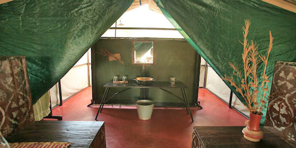 Mdonya River Camp accommodatie interieur badkamer, Ruaha Nationaal Park in Tanzania Mdonya River Camp accommodatie interieur badkamer, Ruaha Nationaal Park in Tanzania