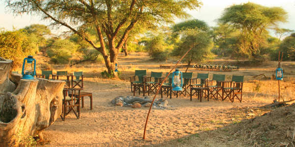 Mdonya River Camp accommodatie kampvuur en buitenbar, Ruaha Nationaal Park in Tanzania Mdonya River Camp accommodatie kampvuur en buitenbar, Ruaha Nationaal Park in Tanzania