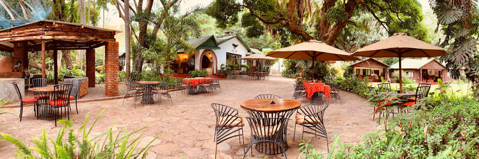 Mount Meru Game Lodge gelegen aan de voet van de Mount Meru in Arusha, Tanzania Mount Meru Game Lodge gelegen aan de voet van de Mount Meru in Arusha, Tanzania