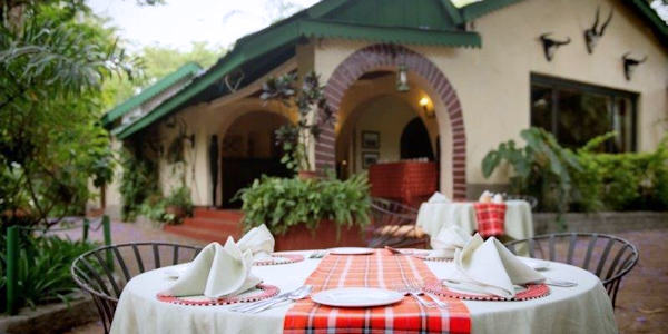 Mount Meru Game Lodge terras lunch en ontbijt, Arusha Nationaal Park in Tanzania Mount Meru Game Lodge terras lunch en ontbijt, Arusha Nationaal Park in Tanzania