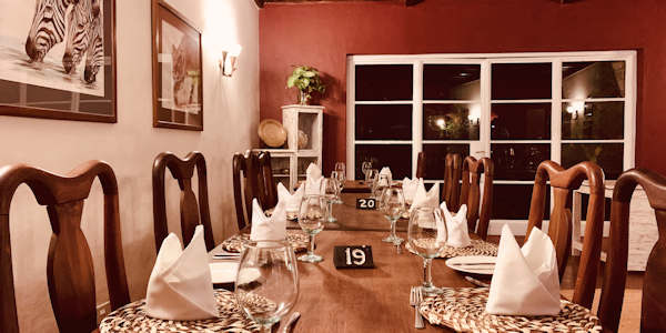Mount Meru Game Lodge accommodatie inrichting dinerzaal, Arusha Nationaal Park in Tanzania Mount Meru Game Lodge accommodatie inrichting dinerzaal, Arusha Nationaal Park in Tanzania