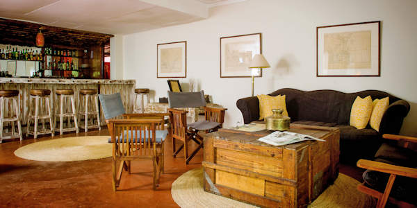 Mount Meru Game Lodge inrichting lounge en bar, Arusha Nationaal Park in Tanzania Mount Meru Game Lodge inrichting lounge en bar, Arusha Nationaal Park in Tanzania