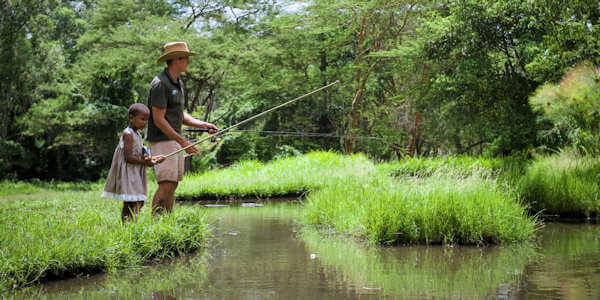 Mount Meru Game Lodge vissen usa rivier, Arusha Nationaal Park in Tanzania Mount Meru Game Lodge vissen usa rivier, Arusha Nationaal Park in Tanzania